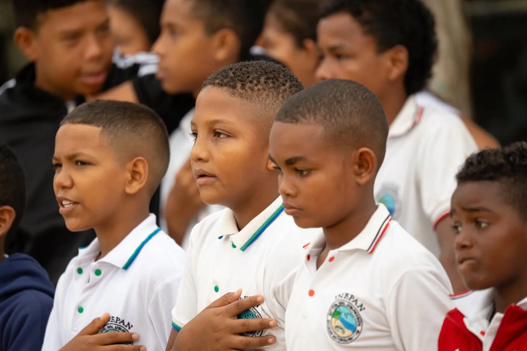 Estudiantes de la institución en formación durante el izado de bandera