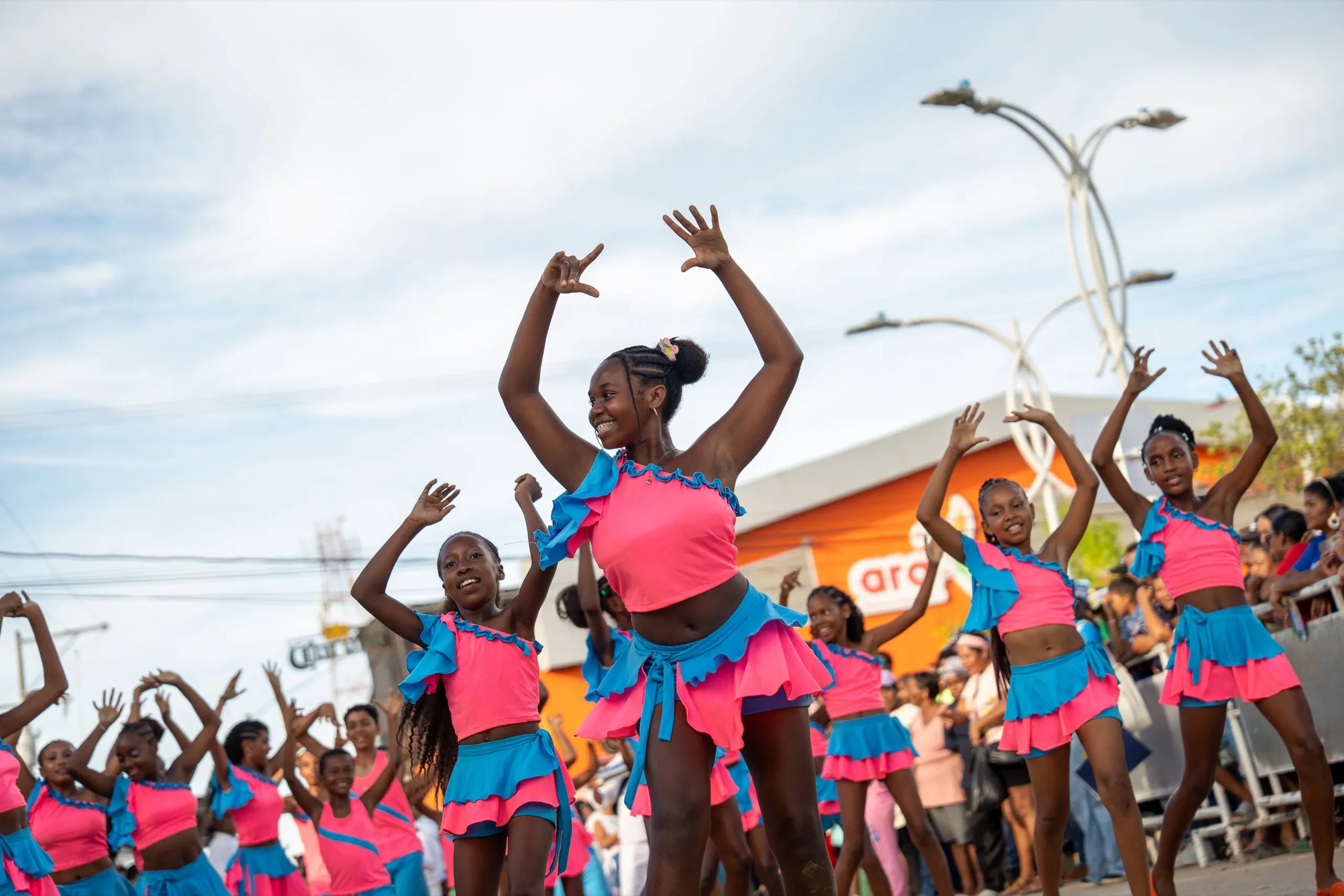 Estudiantes de la institución danzando en el desfile de las fiestas del corregimiento de Paso Nuevo